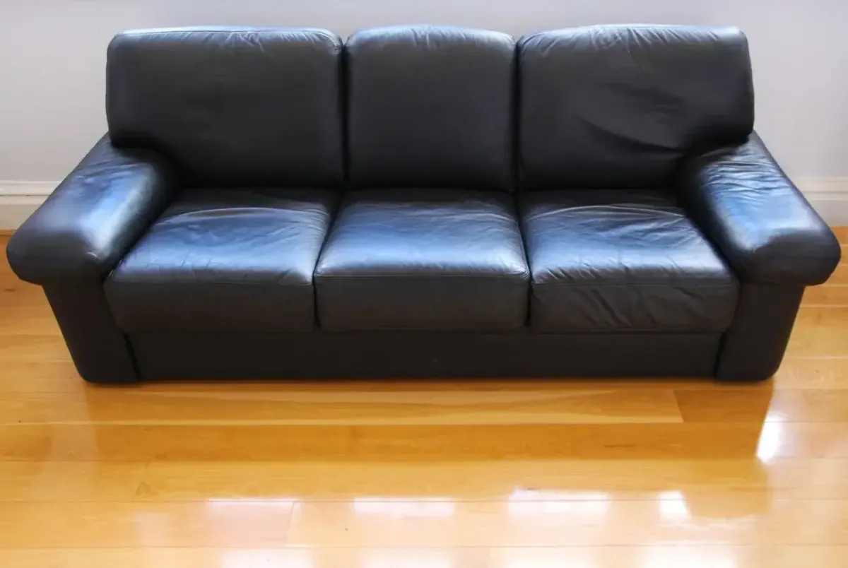 Čierna kožená sedačka