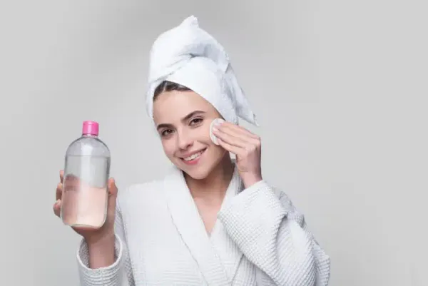 Micelárna voda: Prečo by mala byť základom každej starostlivosti o pleť?