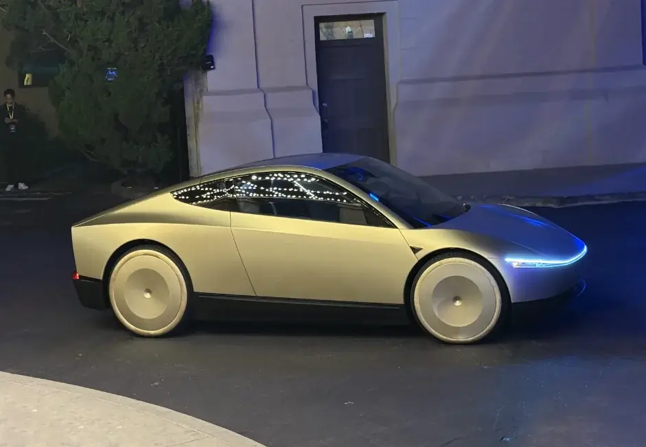 Autonómne auto Tesla Cybercab na ceste